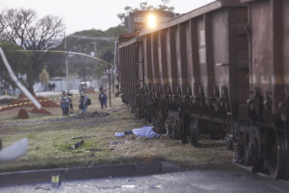 Colisão entre trem e carros de passeio na Estrutural deixa 1 vítima fatal e 5 feridos - metrópoles