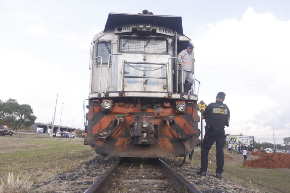 Colisão entre trem e carros de passeio na Estrutural deixa 1 vítima fatal e 5 feridos - metrópoles