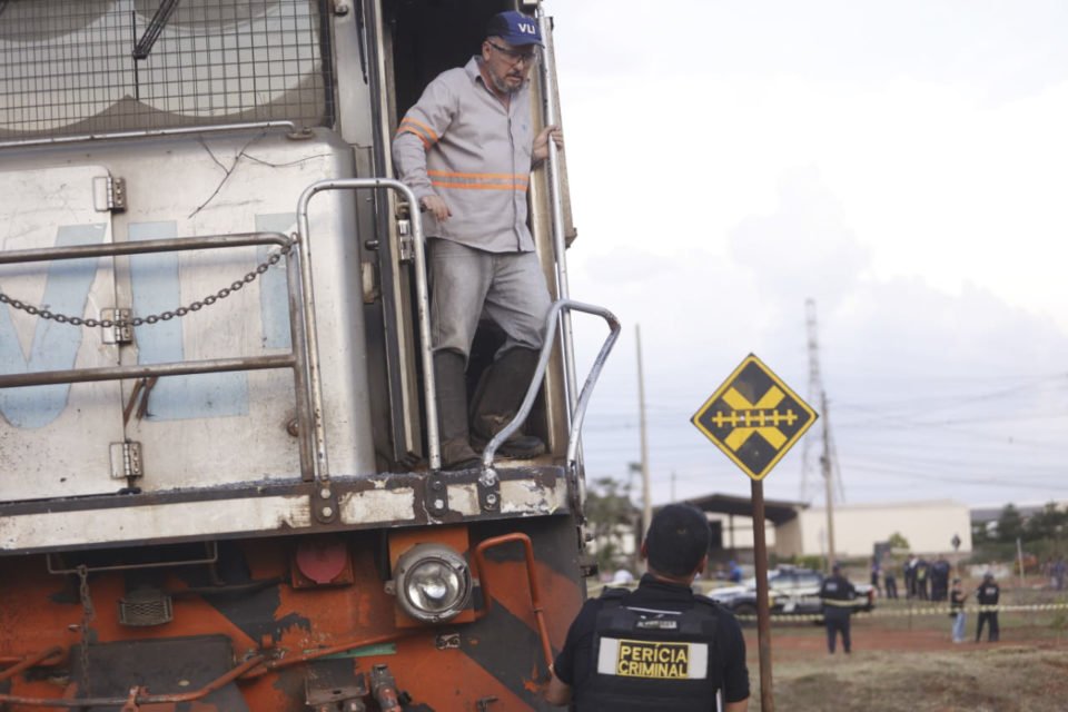 Colisão entre trem e carros de passeio na Estrutural deixa 1 vítima fatal e 5 feridos - metrópoles