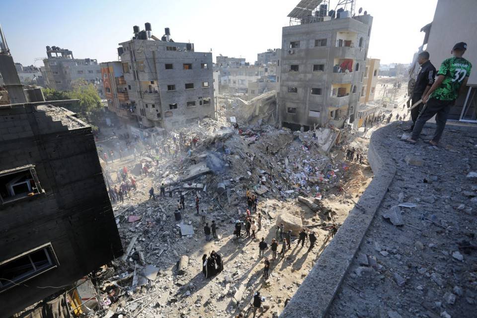 Imagem colorida mostra vista aérea da destruição deixada por bombardeios de Israel - Metrópoles