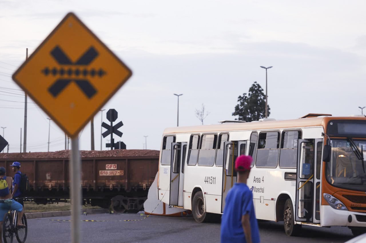 Trem de carga atinge ônibus e mata ao menos uma pessoa no DF