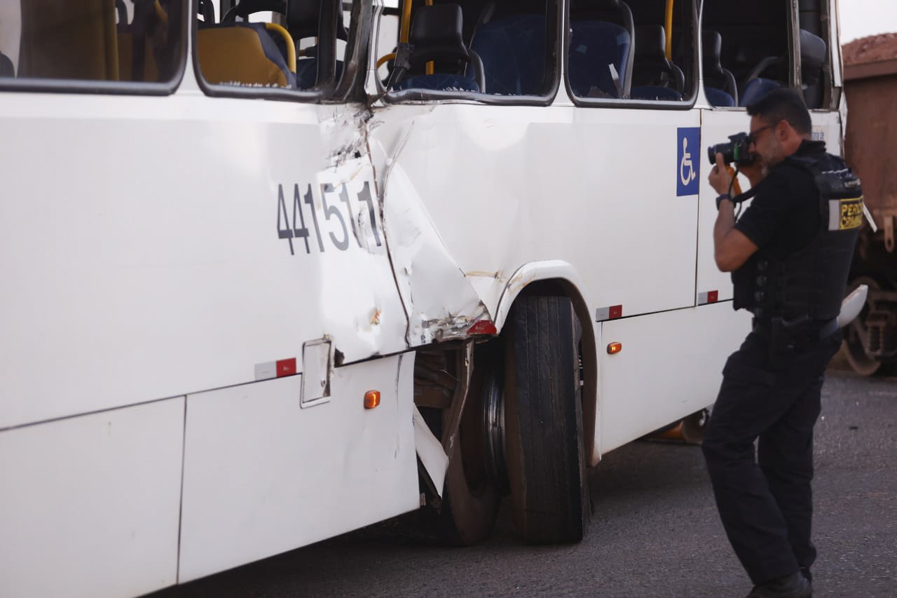 Trem de carga atinge ônibus e mata ao menos uma pessoa no DF