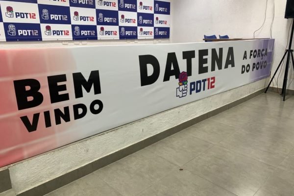 Imagem colorida mostra banner do PDT sobre Datena, que pediu desfiliação após 8 meses no partido - Metrópoles