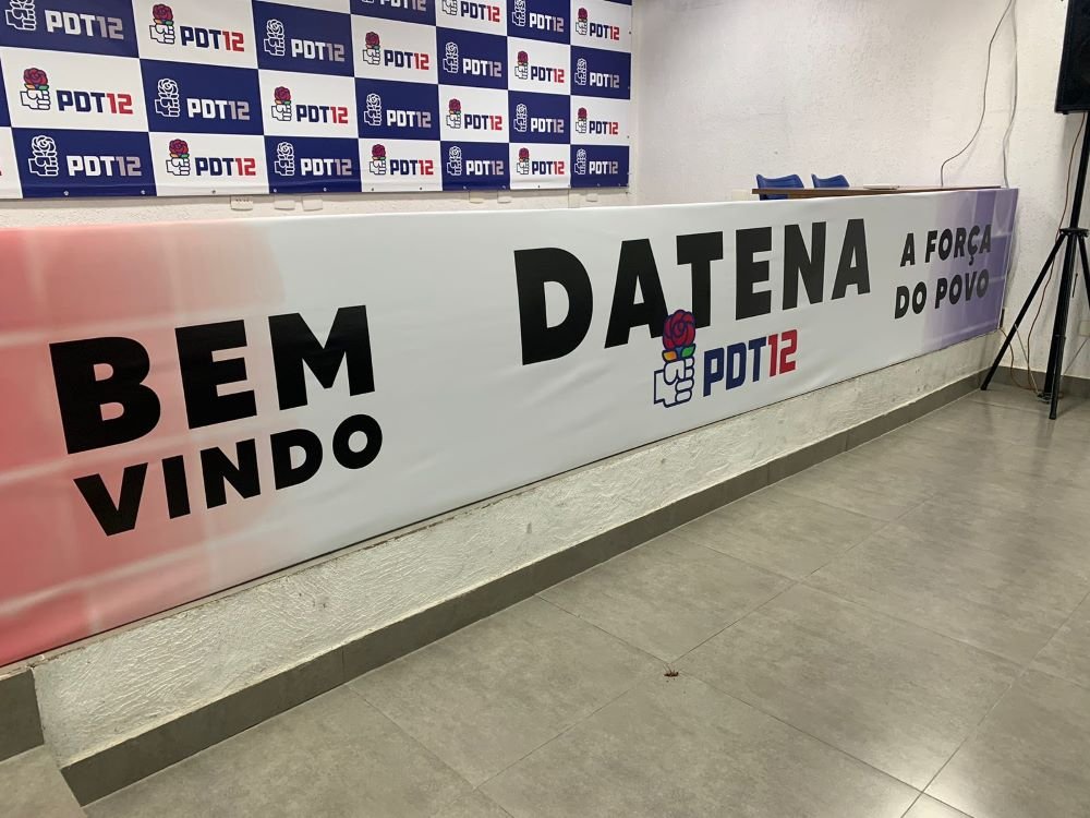 Imagem colorida mostra banner do PDT sobre Datena, que pediu desfiliação após 8 meses no partido - Metrópoles