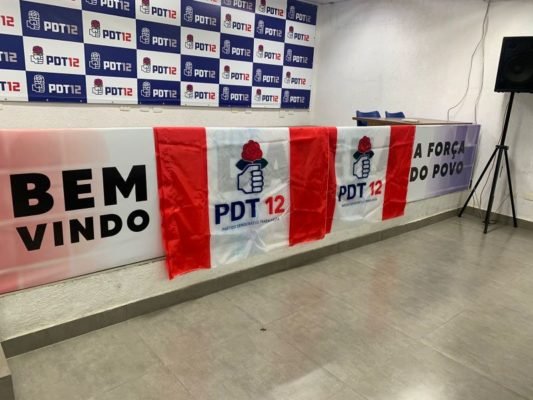Fotografia colorida mostra bandeiras do PDT cobrem banner com o nome Datena na sede municipal do partido em SP - Metrópoles