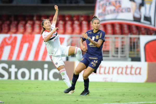 Atletas de São Paulo e Corinthians disputam a bola