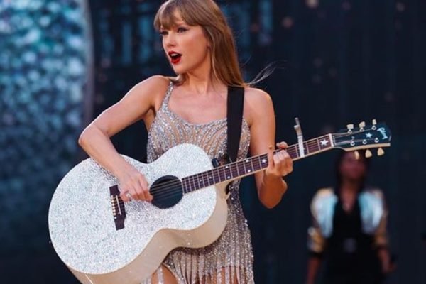 Algo que chamou a atenção na noite de estreia da nova turnê de Taylor Swift  foi a grande quantidade de serpentes - Sucesso FM