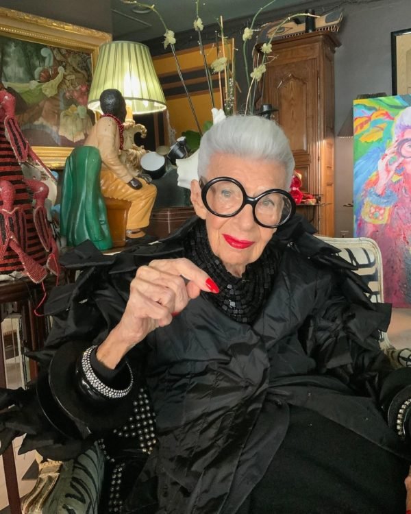 Na imagem com cor, Iris Apfel posando para foto - Metrópoles