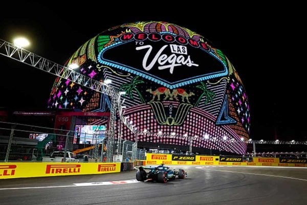 Imagem colorida do GP de Las Vegas com carro da Fórmula 1 em curva do percurso brilhante - Metrópoles