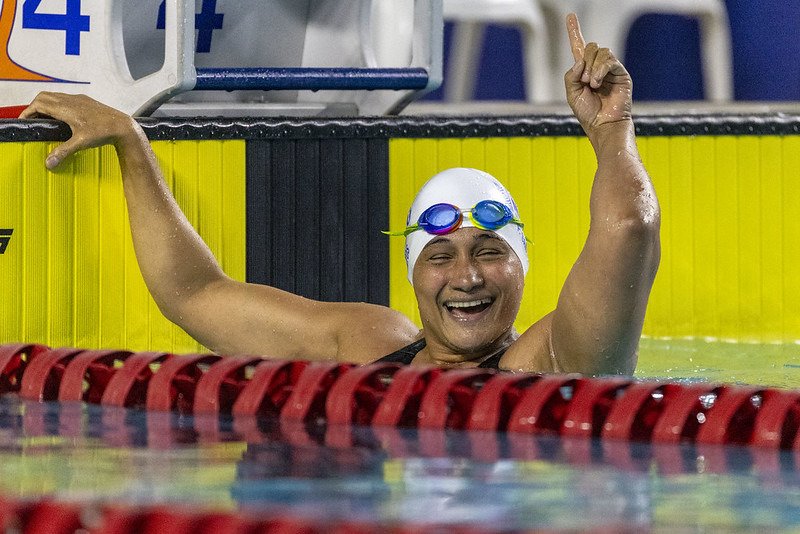 Nadadora comemora a sua medalha de ouro na competição