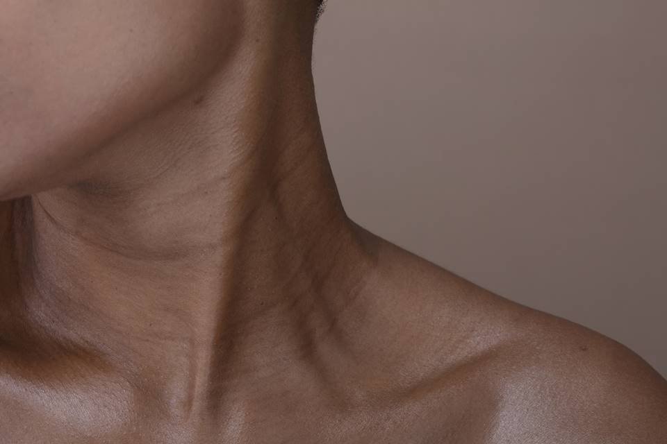 Foto colorida em close do pescoço de uma pessoa negra - Metrópoles