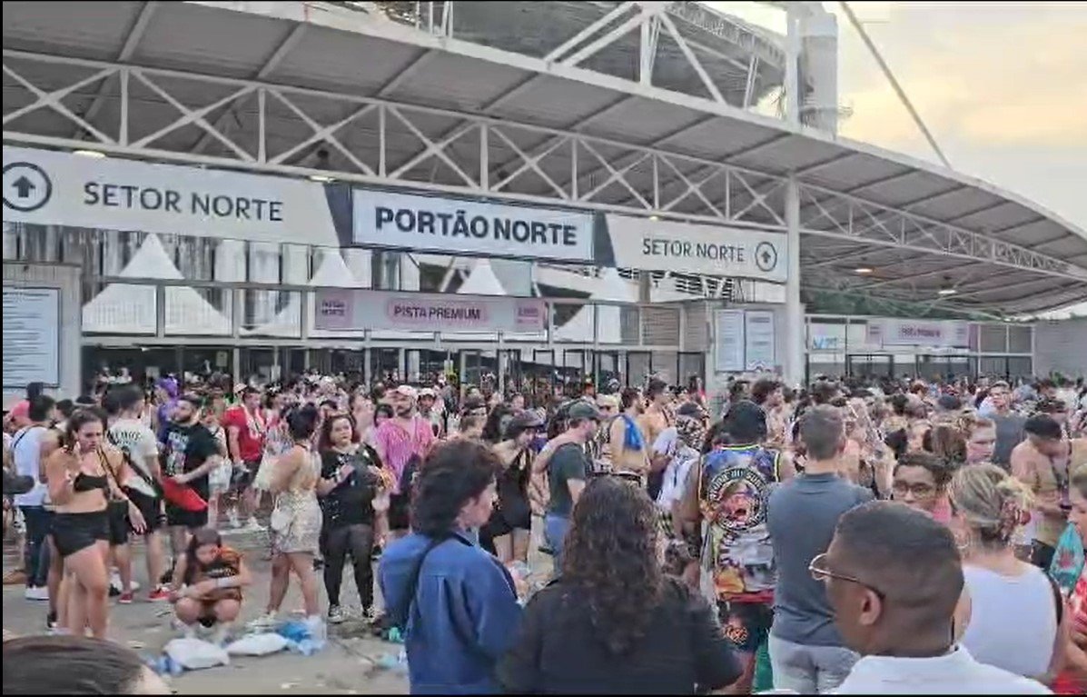 Foto colorida de milhares de pessoas deixando o show da Taylor Swift - Metrópoles