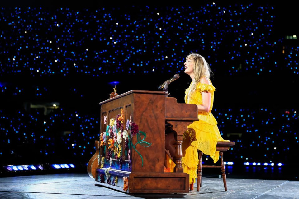 imagem da cantora taylor swift tocando piano no rio de janeiro durantee a eras tour