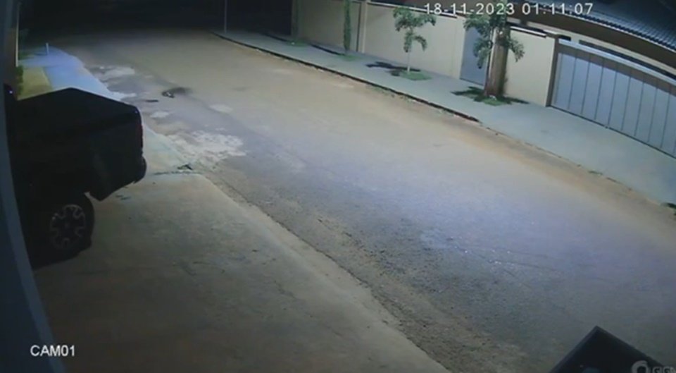 Foto print video colorido de prefeito de Goiás invadindo casa da ex