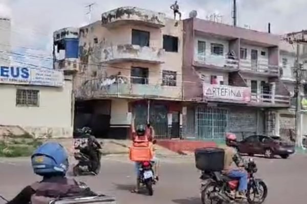 Foto de print colorido da video de motoboys brigando com morador de Ceilândia