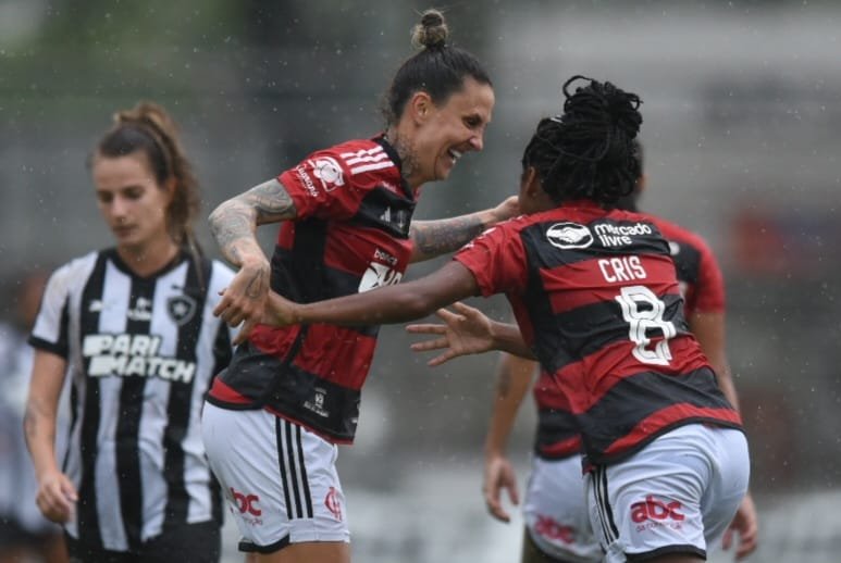 Corinthians goleia Palmeiras por 8 x 0 no Paulistão Feminino