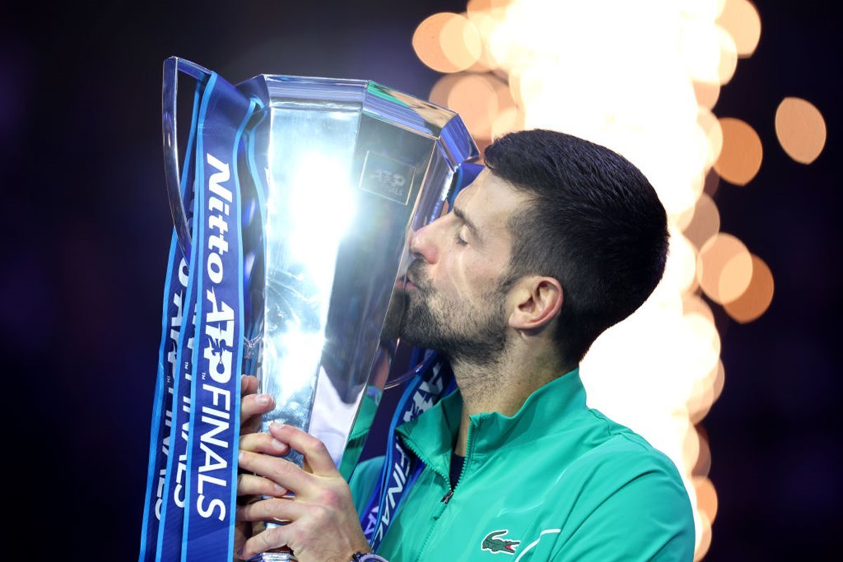 Imagem colorida de Djokovic beijando troféu - Metrópoles