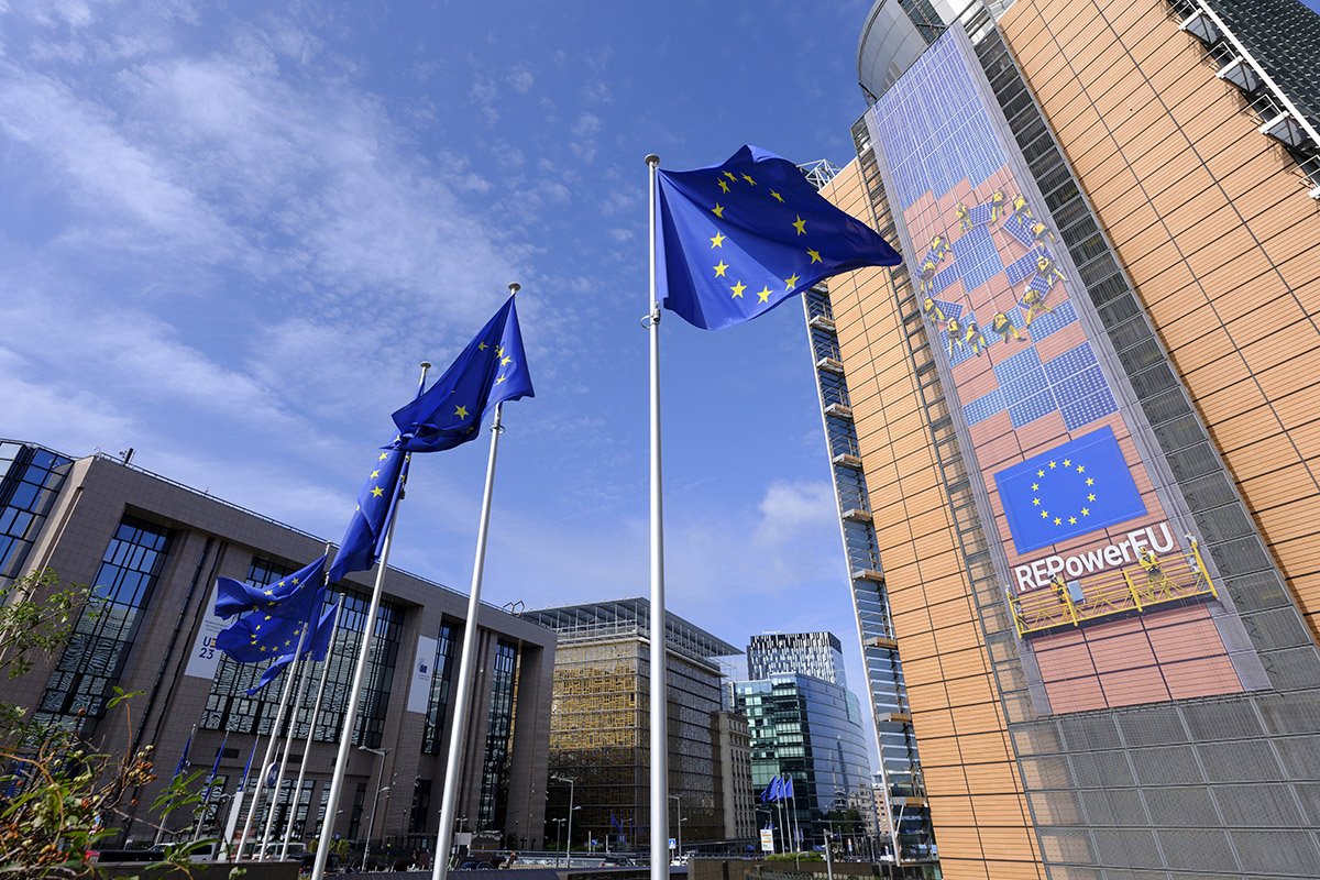 bandeiras da União Europeia tremulam ao vento em frente ao Berlaymont, a sede da Comissão da União Europeia
