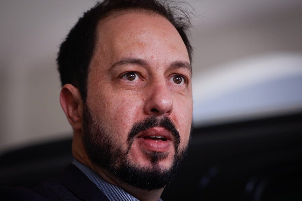 Imagem colorida mostra delegado Bruno Dias