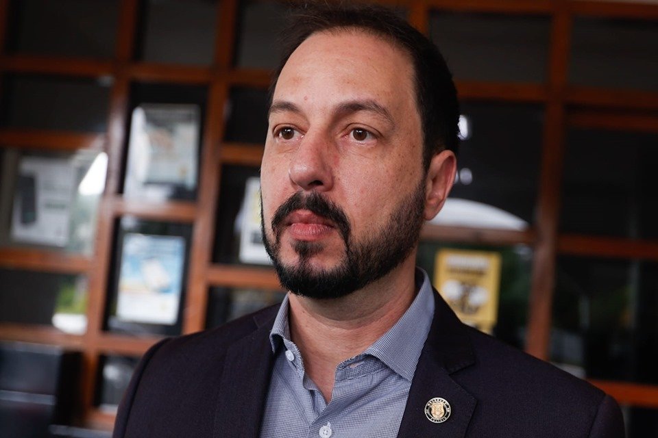 Imagem colorida mostra delegado Bruno Dias
