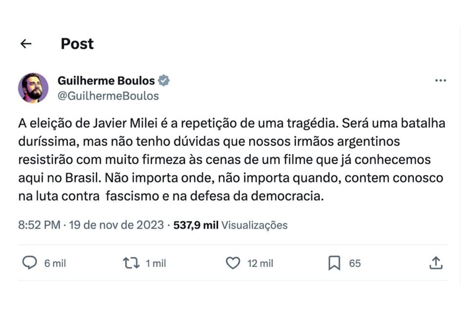 imagem colorida mostra publicação na rede social x de guilherme boulos. ele diz: “A eleição de Javier Milei é a repetição de uma tragédia. Será uma batalha duríssima, mas não tenho dúvidas que nossos irmãos argentinos resistirão com muita firmeza às cenas de um filme que já conhecemos aqui no Brasil. Não importa onde, não importa quando, contem conosco contra o facismo e na defesa da democracia”. metrópoles