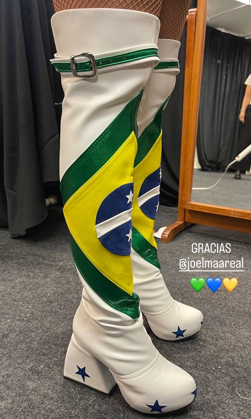Foto: Dulce María usa acessório em homenagem ao Brasil em show