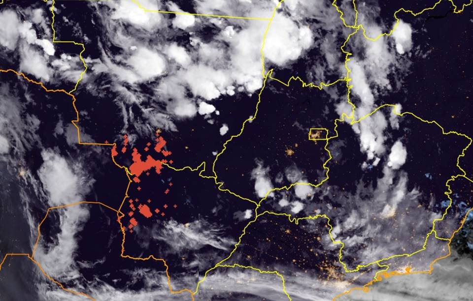 Imagens de satélite do Inpe com pontos vermelhos que indicam queimadas