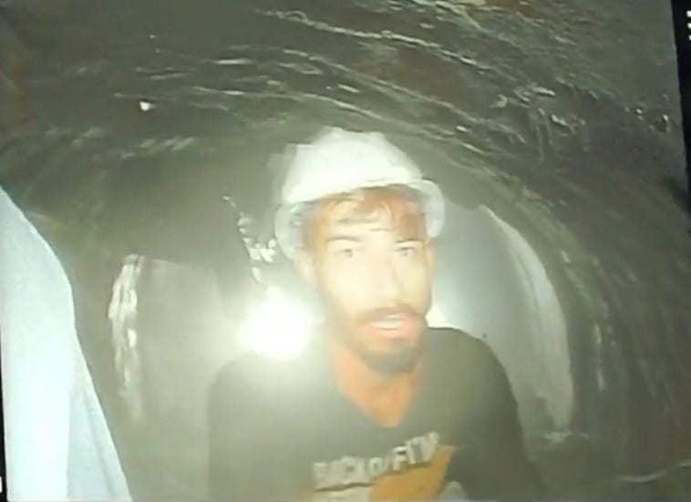 Imagem colorida de um dos trabalhadores presos em túnel que desabou na Índia - Metrópoles