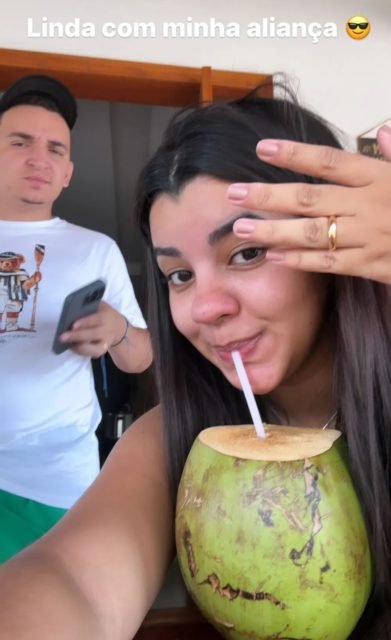 Print de Ary Mirelle mostrando a aliança que ganhou de João Gomes - Metrópoles