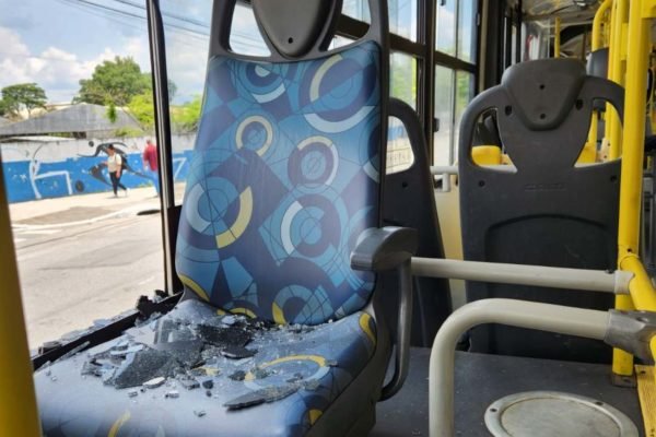 foto colorida de ônibus apedrejado no Terminal Santo Amaro durante protesto que fechou terminais na cidade - Metrópoles