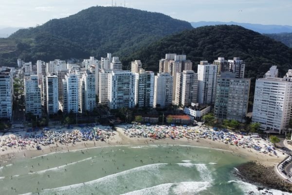 Fotografia colorida panorâmica mostra o Guarujá, no litoral sul de SP; cidade estuda cobrança de taxa para turistas - Metrópoles