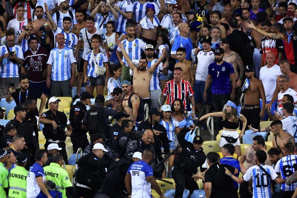 URGENTE! Jogo do Brasil contra Argentina tem briga generalizada na  arquibancada do Maracanã