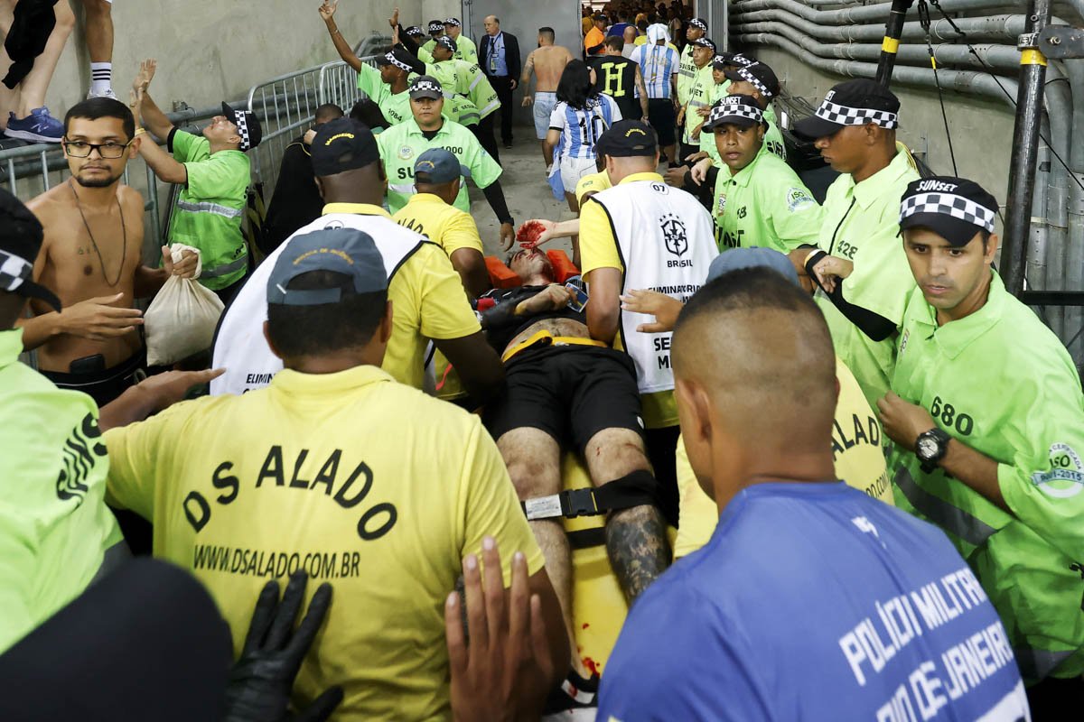 Brasil x Argentina: pancadaria nas arquibancadas do Maracanã antes do jogo  começar - Esportes DP