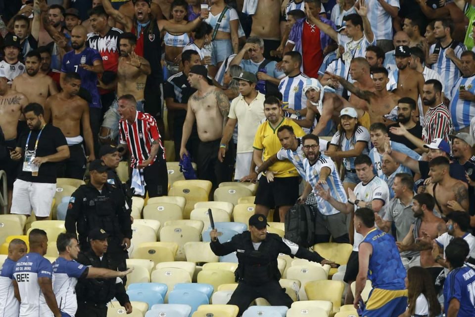 Briga entre torcedores de Brasil e Argentina atrasa início de jogo no  Maracanã