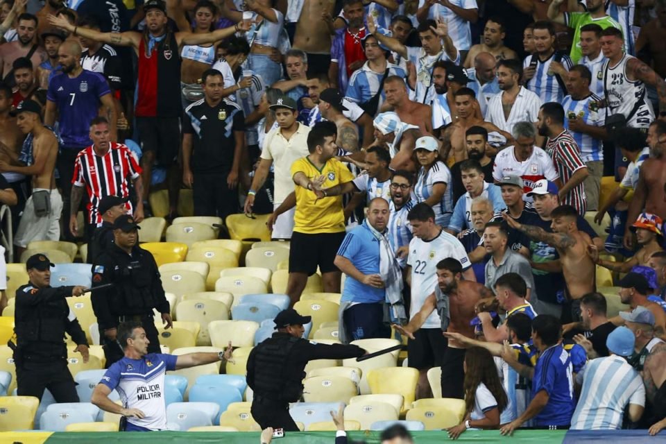 Brasil x Argentina: pancadaria nas arquibancadas do Maracanã antes do jogo  começar - Esportes DP