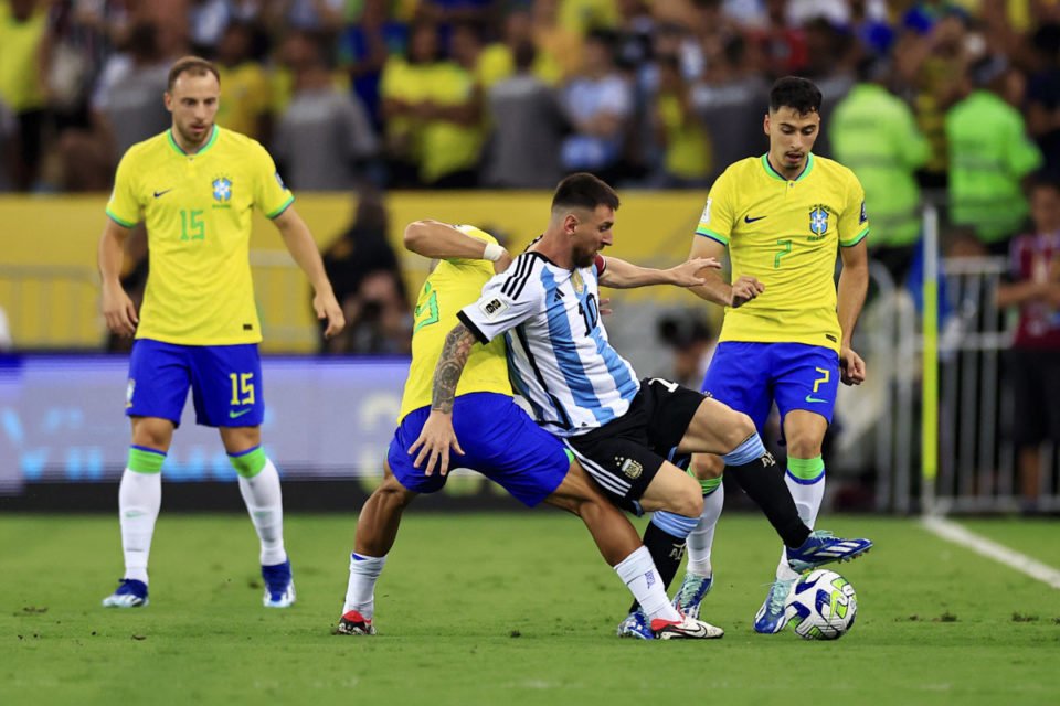 Brasil x Argentina: pancadaria nas arquibancadas do Maracanã antes do jogo  começar - Esportes DP