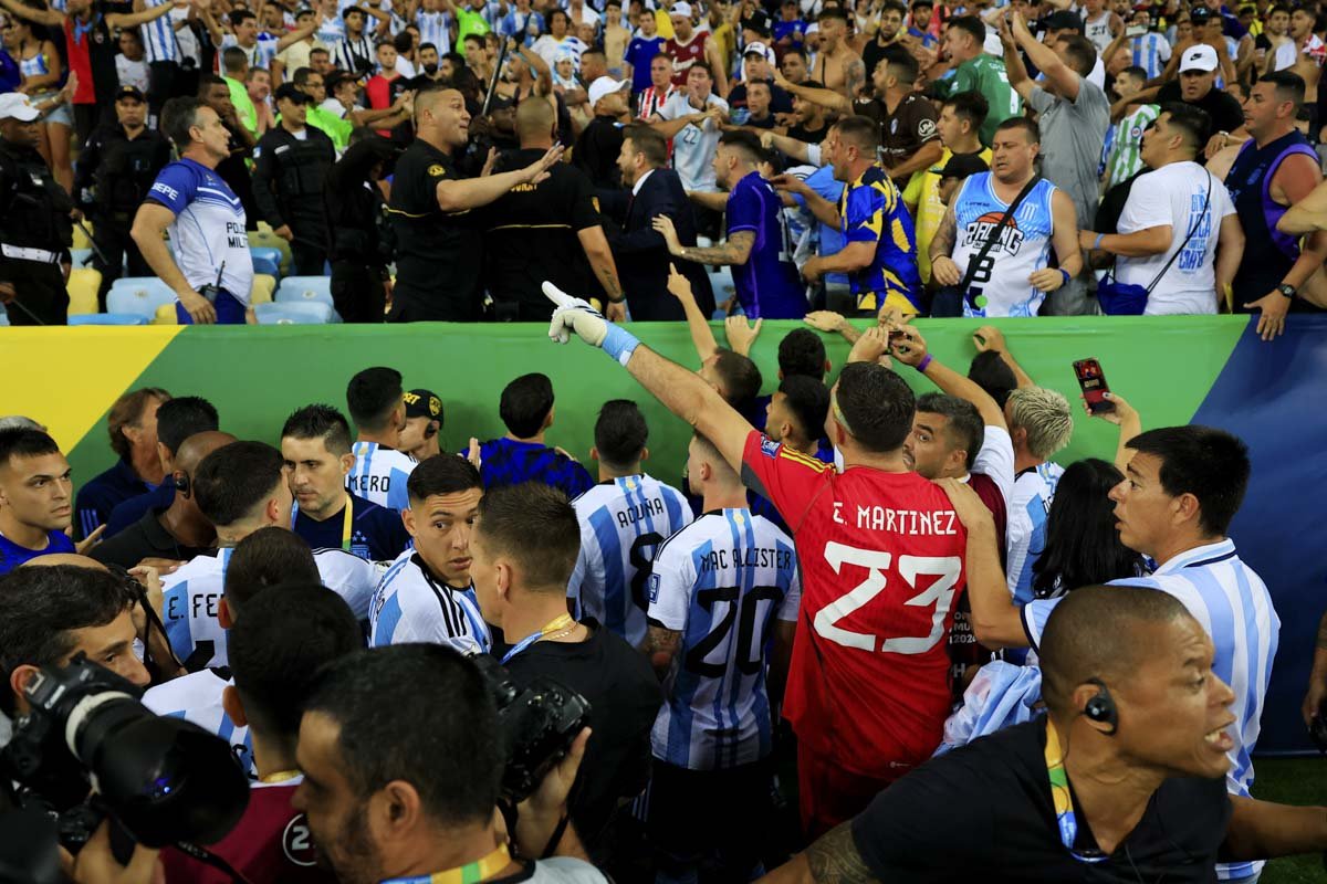 Brasil perde para a Argentina, no Maracanã, em jogo marcado por confusão e  expulsão polêmica - Jogada - Diário do Nordeste