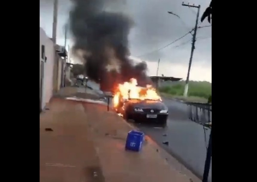 foto colorida de um carro incendiado por mulher em Araraquara, após ela descobrir que o marido tinha um caso com seu pai - Metrópoles