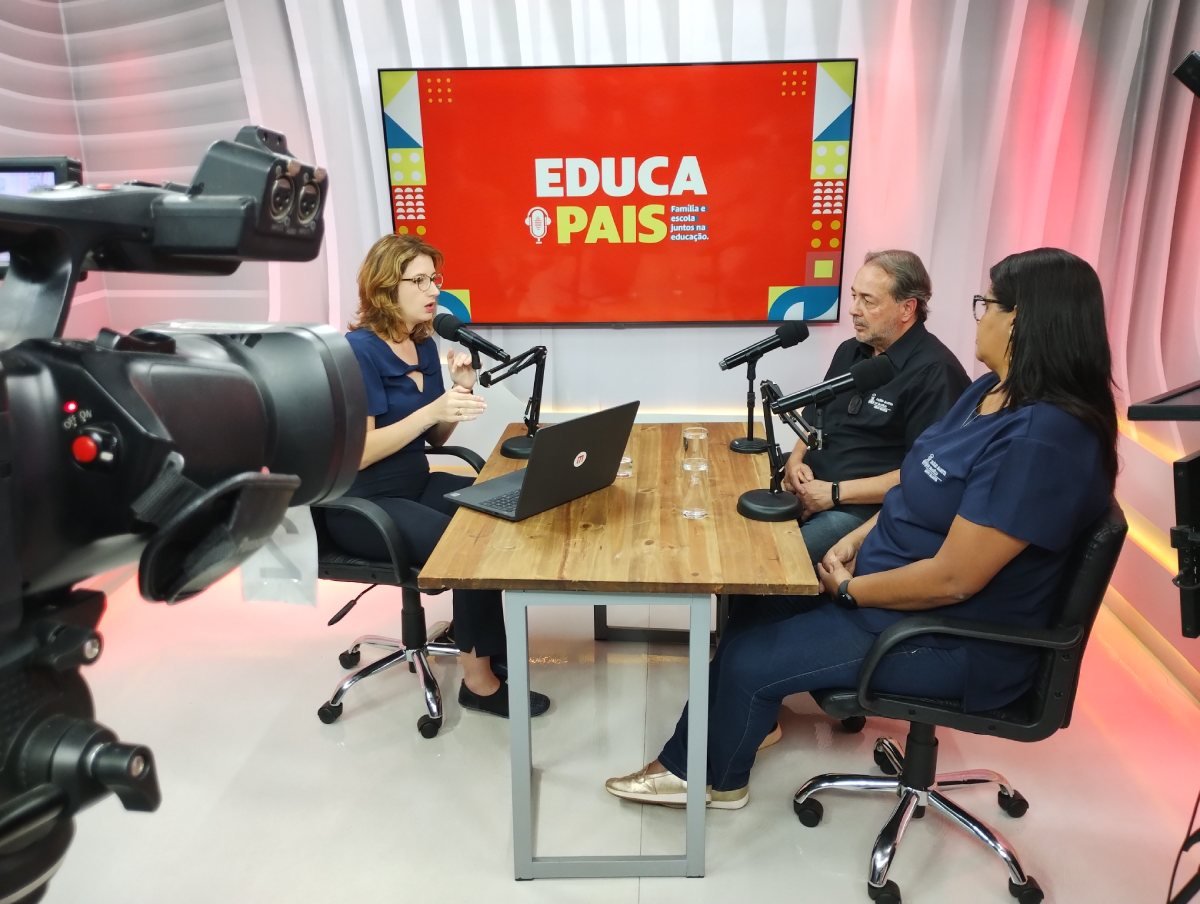 Foto colorida da gravação do sétimo episódio do videocast EducaPais - Metrópoles