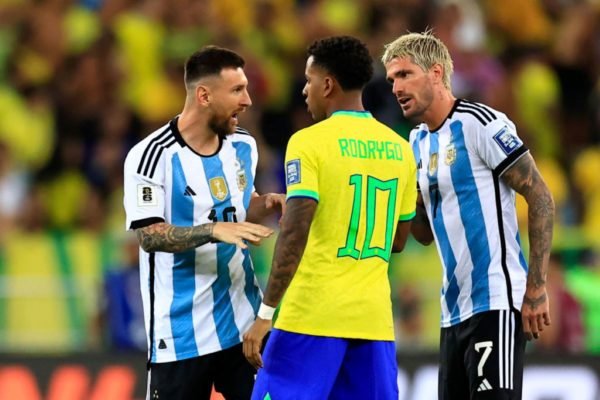 Imagem mostra desentendimento entre Messi, Rodrygo e De Paul - Metrópoles