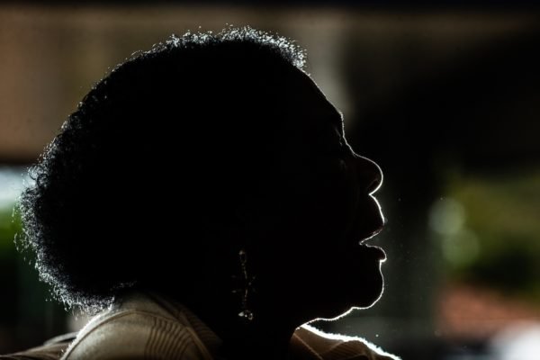Foto colorida de mulher negra de perfil - Metrópoles