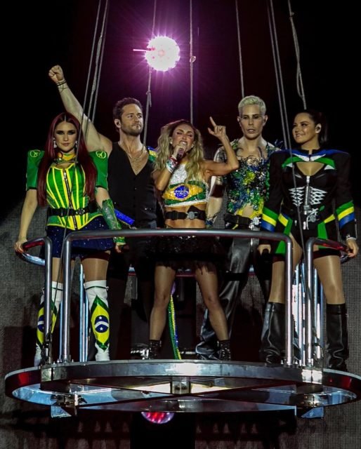 Dulce Maria aposta em look temático para primeiro show do RBD no Brasil