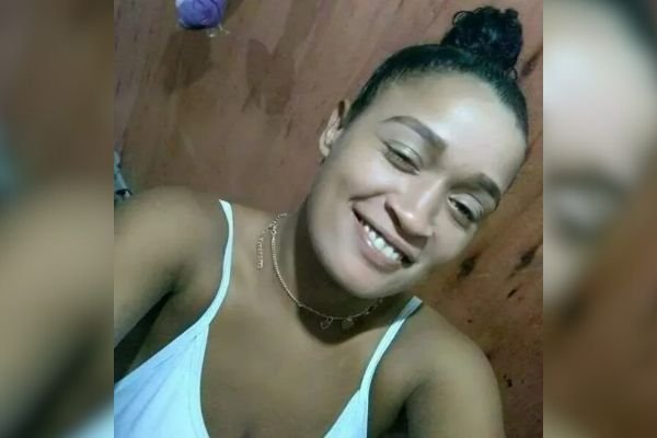 Imagem colorida mostra a estudante Joice Maria da Glória Rodrigues, uma mulher de pele parda, cabelo preto preso, sorrindo para a câmera usando uma blusa regata branca; ela foi assassinada por um pedreiro em 2021 - Metrópoles