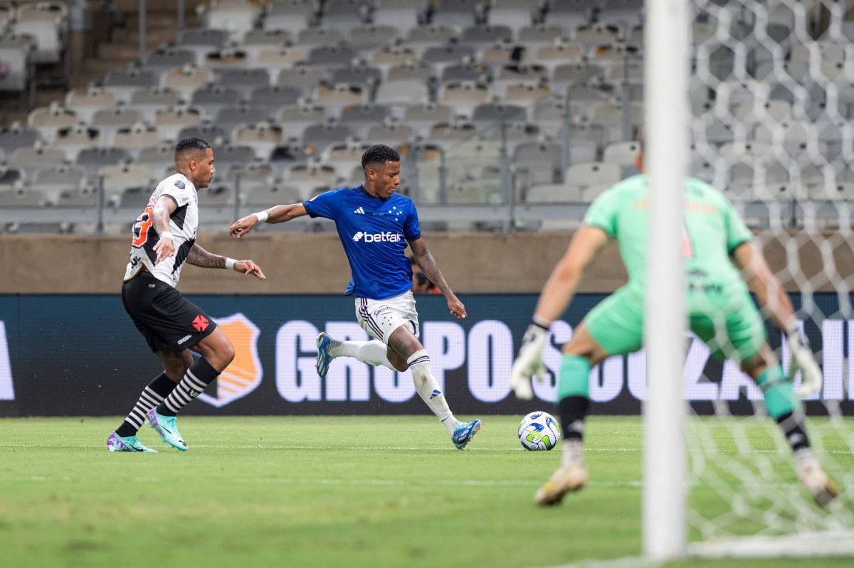 Em jogo de baixo nível técnico, Cruzeiro vence e afunda o Vasco