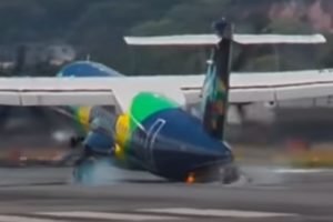 Avião batendo a traseira no chão durante pouso