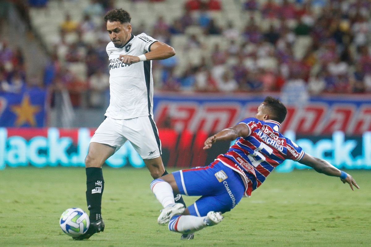 Com um a menos, Palmeiras busca empate com Fortaleza e garante liderança do  Brasileirão