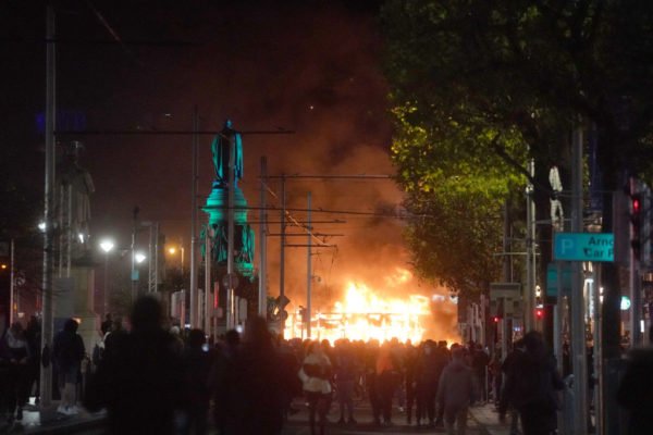 Imagem colorida mostra centro de Dublin durante protestos nesta quinta-feira - Metrópoles