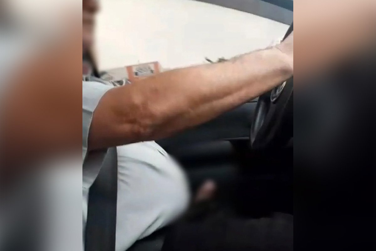Imagem colorida mostra motorista com pênis de fora (com blurr); ele pediu a uma passageira para ela "fazer uma chupetinha" - Metrópoles