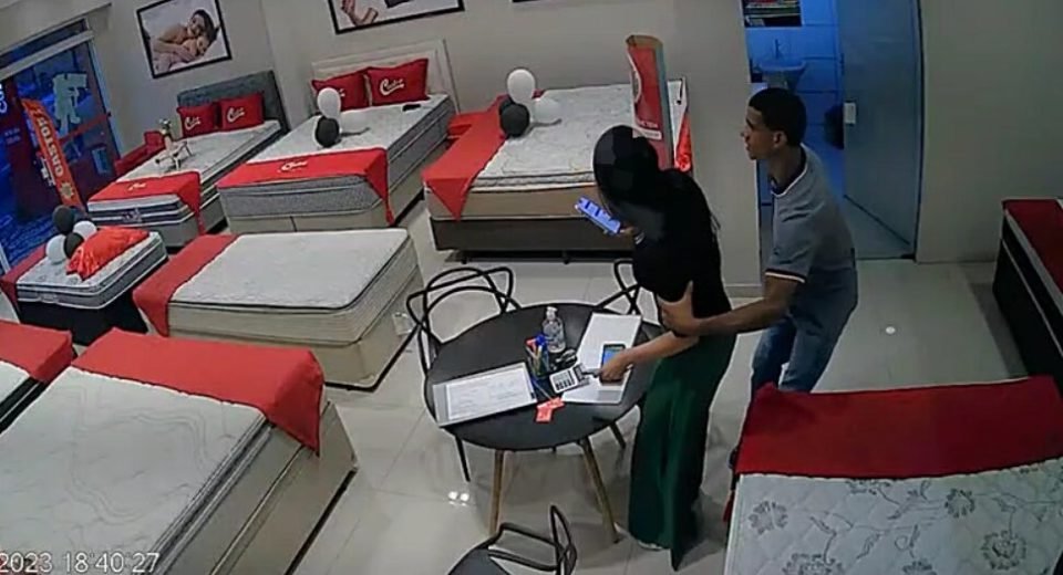 Em foto colorida homem segura braço de mulher - Metrópoles