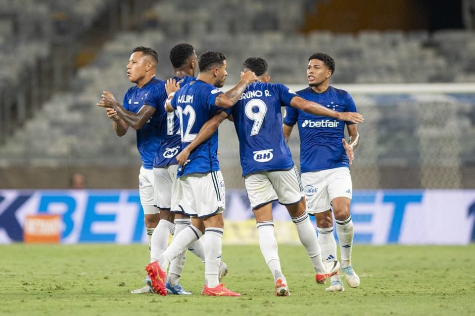 Luta contra o Z-4: Cruzeiro e Vasco empatam em jogo sem torcida